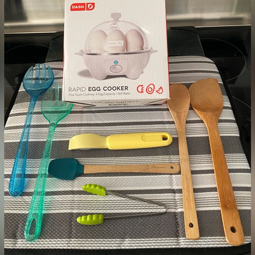 DASH RAPID EGG-COOKER- CUISINART KITCHEN MAT-WITH KITCHEN UTENSILS - Picture 16 of 16